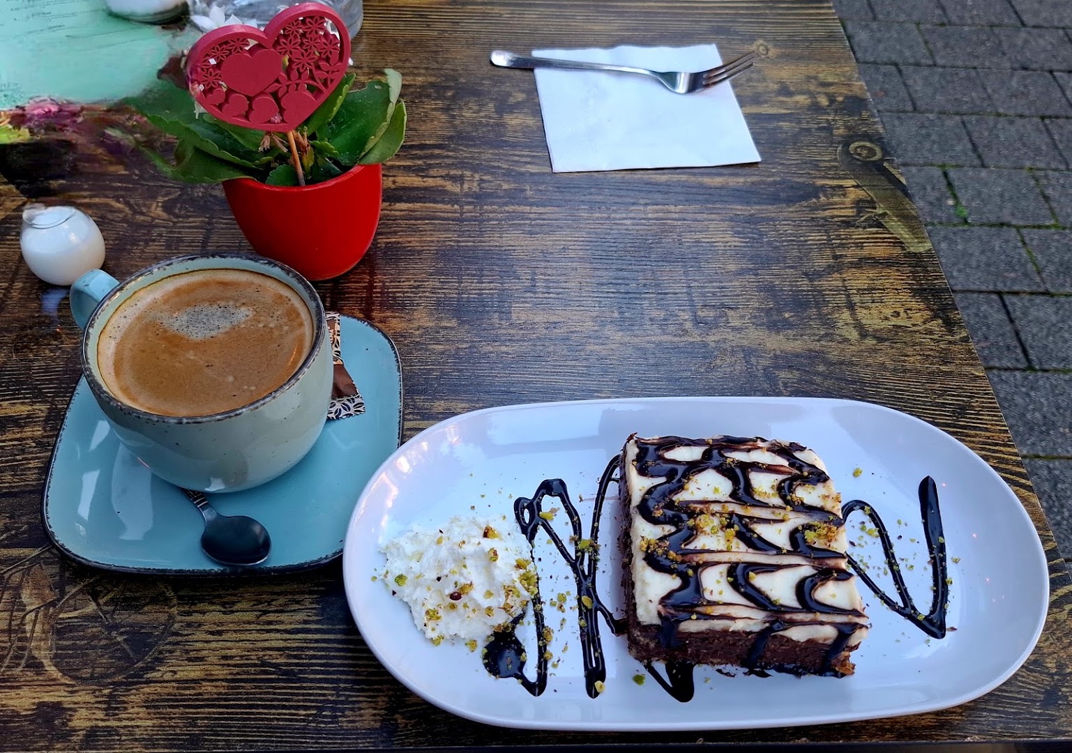 Tee, Kuchen und gemütlicher Tisch im Diyar Café